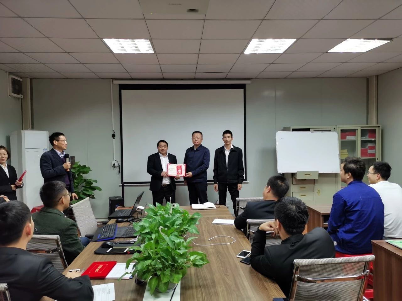 銀獎(jiǎng)-鵬翔石英石事業(yè)部——配料區(qū)